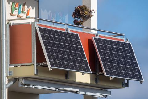 Solarmodule für ein sogenanntes Balkonkraftwerk hängen an einer Wohnung in Stralsund.