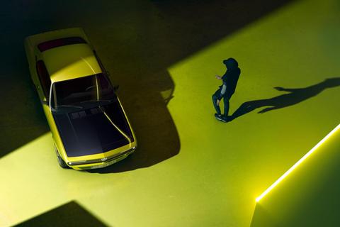 Viel ist noch nicht zu erkennen vom Elektro-Manta auf dem Werksfoto. Aber die Spannung, sie steigt. Foto: Opel