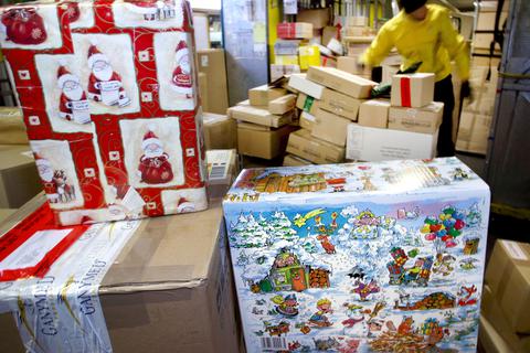 Pakete über Pakete: Der Weihnachtsmann hat 2021 Rekordmengen zu bewältigen. Die Zeit drängt. Foto: dpa