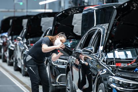 Eine Mitarbeiterin von Mercedes-Benz arbeitet im Werk "Factory 56" an einer Tankdeckelabdeckung einer S-Klasse. In der neuen komplett digitalisierten und vernetzten Fabrik wird die neue S-Klasse gebaut. +++ dpa-Bildfunk +++