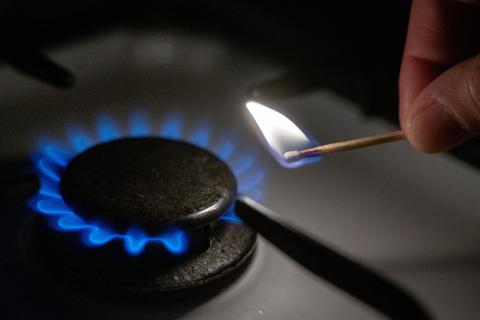 Eine Gasflamme wird auf einem Küchenherd mit einem Streichholz entzündet.  Symbolfoto: dpa