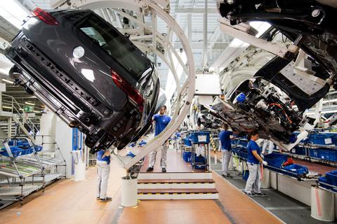 Ein neuer Volkswagen Golf 8 schwebt an einer Produktionslinie im VW-Werk in Wolfsburg. Foto: dpa