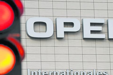 Alles auf Rot: PSA schließt alle Opel-Werke in Europa.  Symbolfoto: dpa