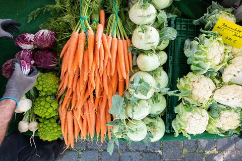 Die Verbraucherpreise für frische Nahrungsmittel liegen deutlich über dem Vorjahresniveau. Das geht aus Daten der Agrarmarkt-Informationsgesellschaft.  Foto: dpa