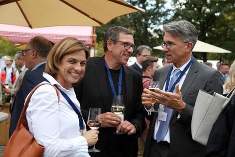 Dr. Nicole Baumüller und Matthias Bormuth von der gleichnamigen Bäckereikette diskutieren mit Heag-Vorstand Dr. Markus Hoschek (von links). 