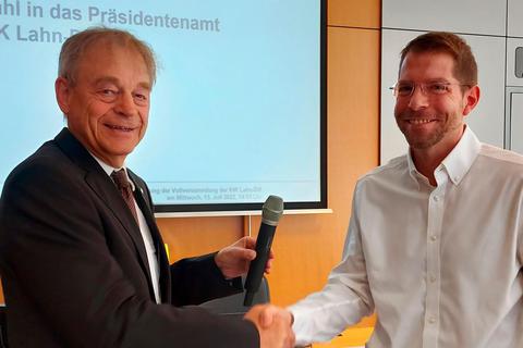 Eberhard Flammer, jetzt Ehrenpräsident der IHK Lahn-Dill, gratuliert seinem gewählten Nachfolger und neuen Präsidenten Felix Heusler.  Foto: IHK Lahn-Dill 