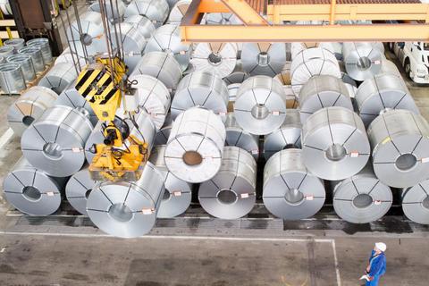 Stahlkonzerne wie die Salzgitter AG verlagern einer internen Notiz der Bahn zufolge „in hohem Maße“ Güter von der Schiene auf die Straße. Foto: dpa  