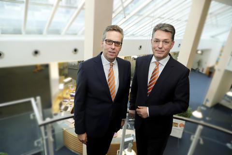 Michael Mahr (rechts) und Matthias Martiné wollen die Volksbank sicher durch die Krise bringen. Unser Bild stammt aus dem vergangenen Jahr – jetzt ist hier Maskenpflicht. Archivfoto: Andreas Kelm